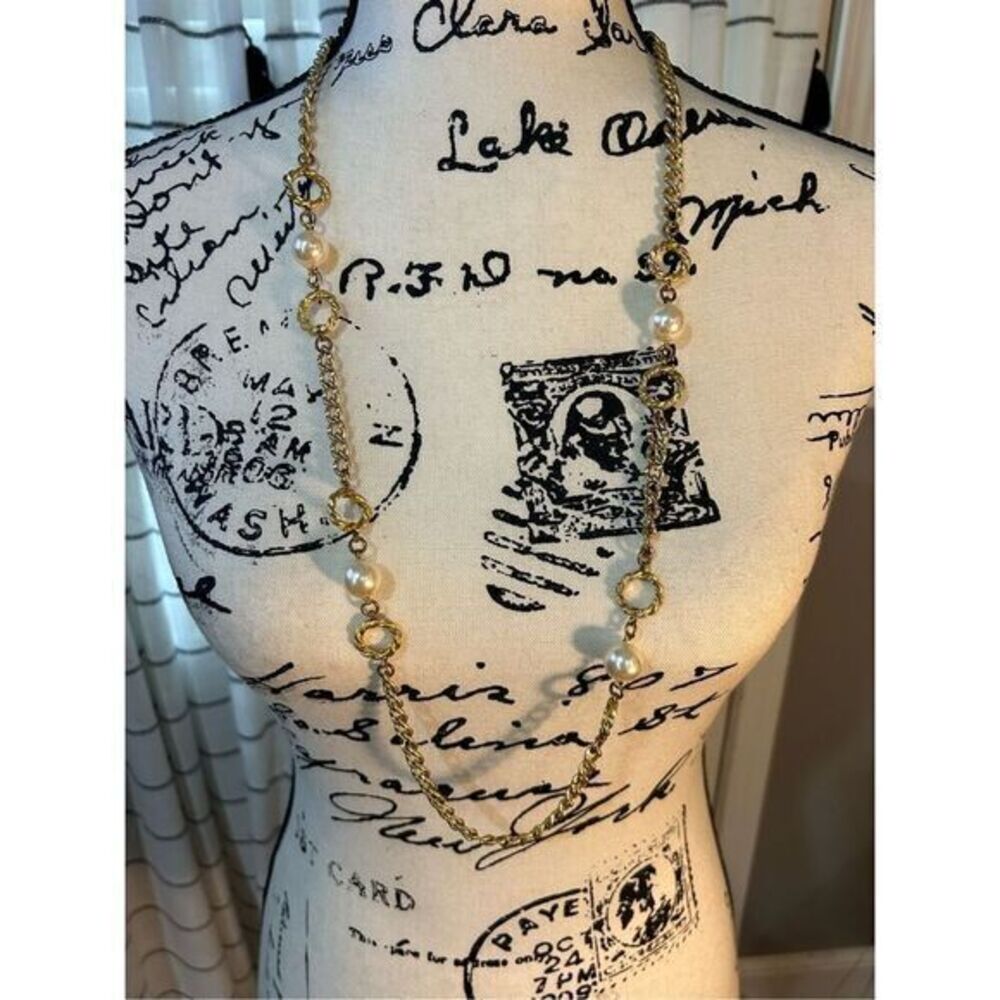Vintage Gold Chain Pearl Hoop Necklace